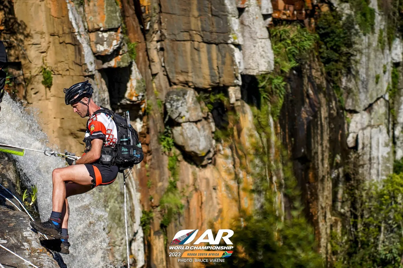 Marcos Muíño doing rappel in the AR World Championship South Africa 2023